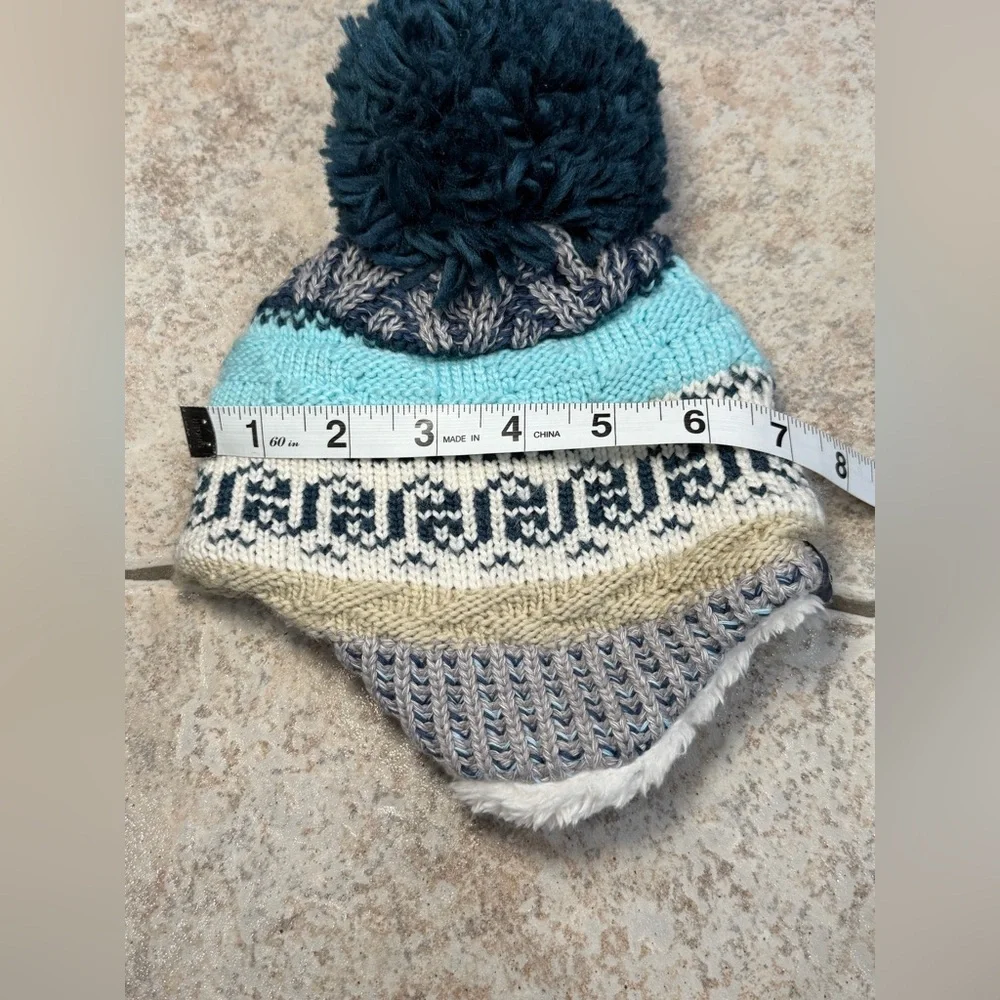 The North Face kids winter Pom Pom hat, infant 0-6 months